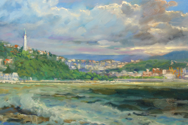 Oljna slika obmorskega mesta z belim stolpom na zelenem hribu in razburkanim morjem v ospredju