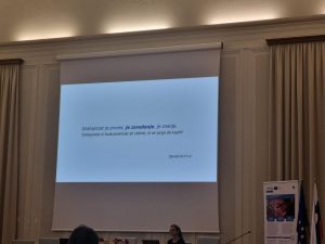 Zaključek usposabljanja, na platnu napis "Dostopnost je proces, je zavedanje, je znanje. Dostopnost ni funkcionalnost ali vtičnik, ki se ga/jo da kupiti."