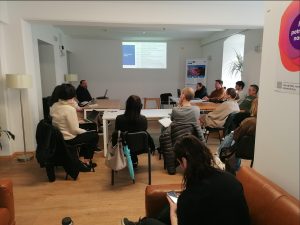 Pogled na polno sobico udeležencev na usposabljanju v Idriji