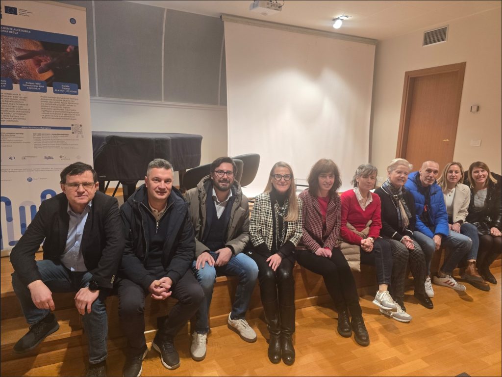 Skupinska slika projektnih partnerjev DigARegion po zaključku konference