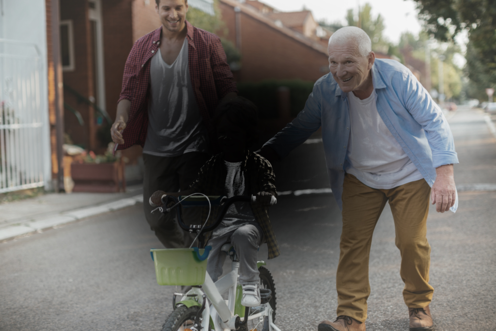 Otrok se vozi s kolesom, osrednji del slike je zatemnjen (simulacija degeneracije makule).