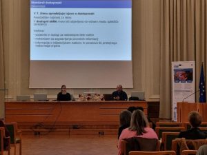 Predavatelja izvajata osnovno usposabljanje o digitalni dostopnosti v Novi Gorici.