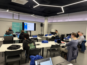 Partecipanti a una formazione seguono una presentazione in aula.