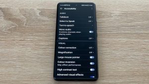 Schermata di uno smartphone con impostazioni di accessibilità, tra cui screen reader, sottotitoli, ingrandimento e contrasto elevato.