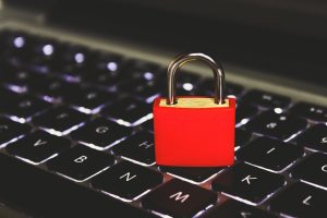 Un lucchetto rosso sulla tastiera di un computer.