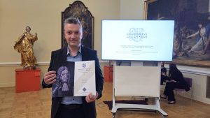David Kožuh s priznanjem Valvasorjev nagelj 2026 v rokah.