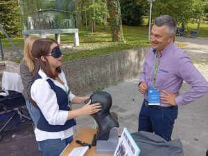 Ženska s prevezo tipa kopijo kipa iz taktilne galerije, poleg David Kožuh.